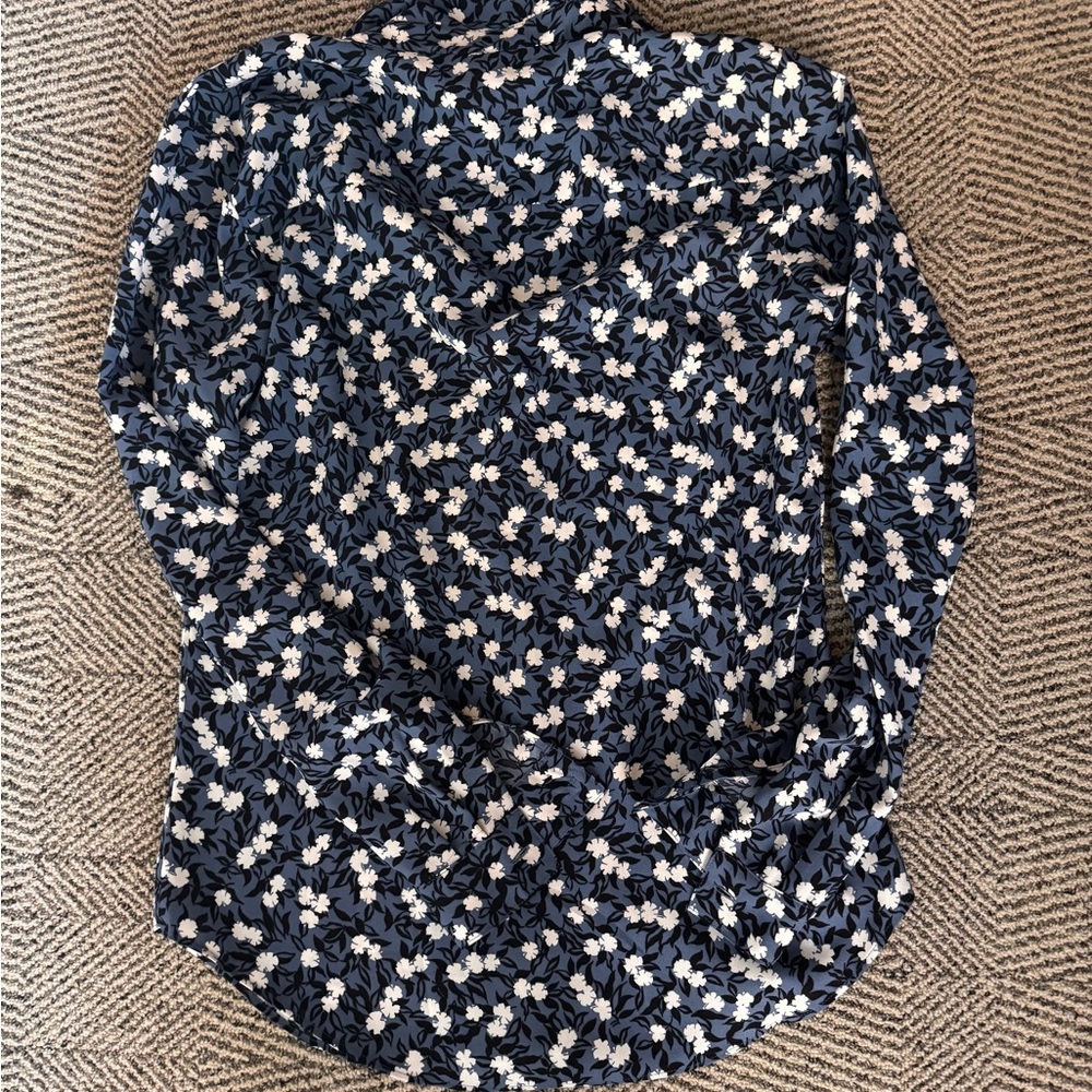Ann Taylor Blue and White Floral Blouse size XS NWT - Picture 6 of 10